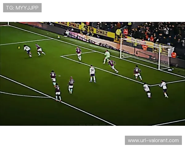 曼联小将莱西击中横梁，绝杀球差之毫厘