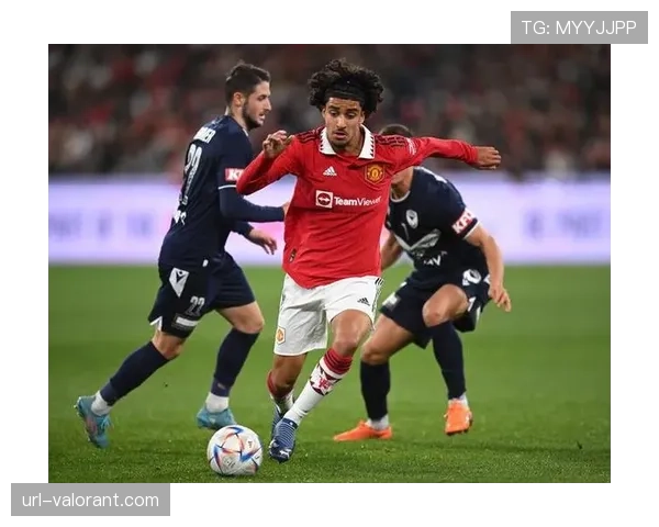 战术复盘：曼联战平伯恩茅斯，滕哈格“双前腰”实验效果不佳，中场覆盖不足